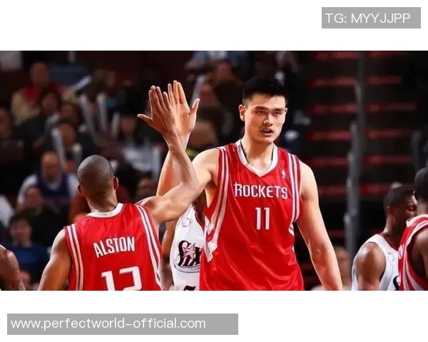 姚明在西班牙赛场上演精彩上篮瞬间引发球迷热议