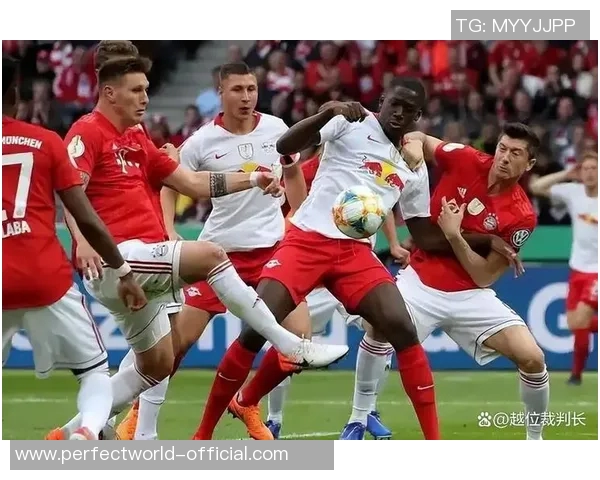 意甲焦点战：拜仁与莱比锡战成平局争议判罚引发全场热议