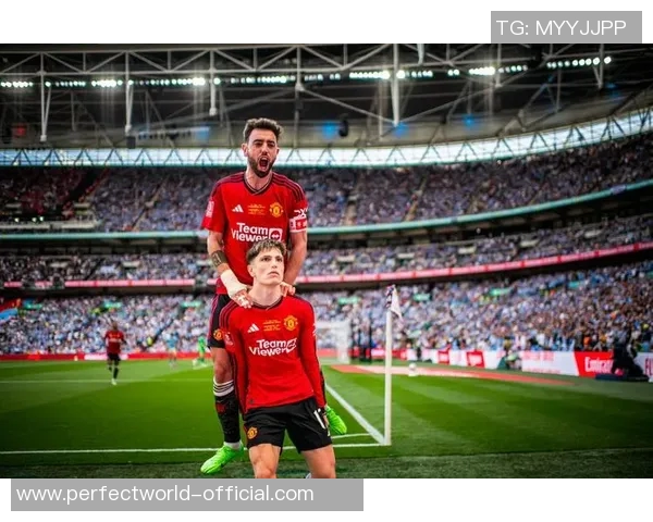 德甲激战：巴黎圣日耳曼险胜曼联红牌争议引发全场热议