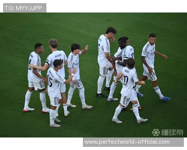 西甲激战：巴黎圣日耳曼与马竞握手言和争议判罚引发全场热议