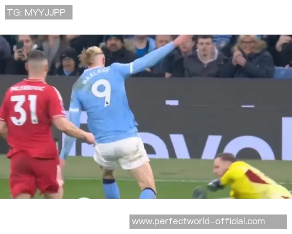 中超激战：多特蒙德大胜曼城五球引发争议判罚全场沸腾